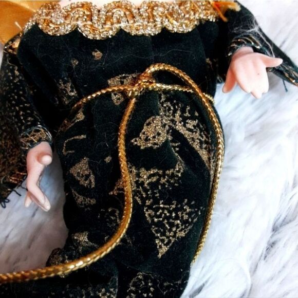 Vintage1 Ornament Porcelain Angel Velvet Brocade Robe Grapevine Wreath 7" - Picture 11 of 13